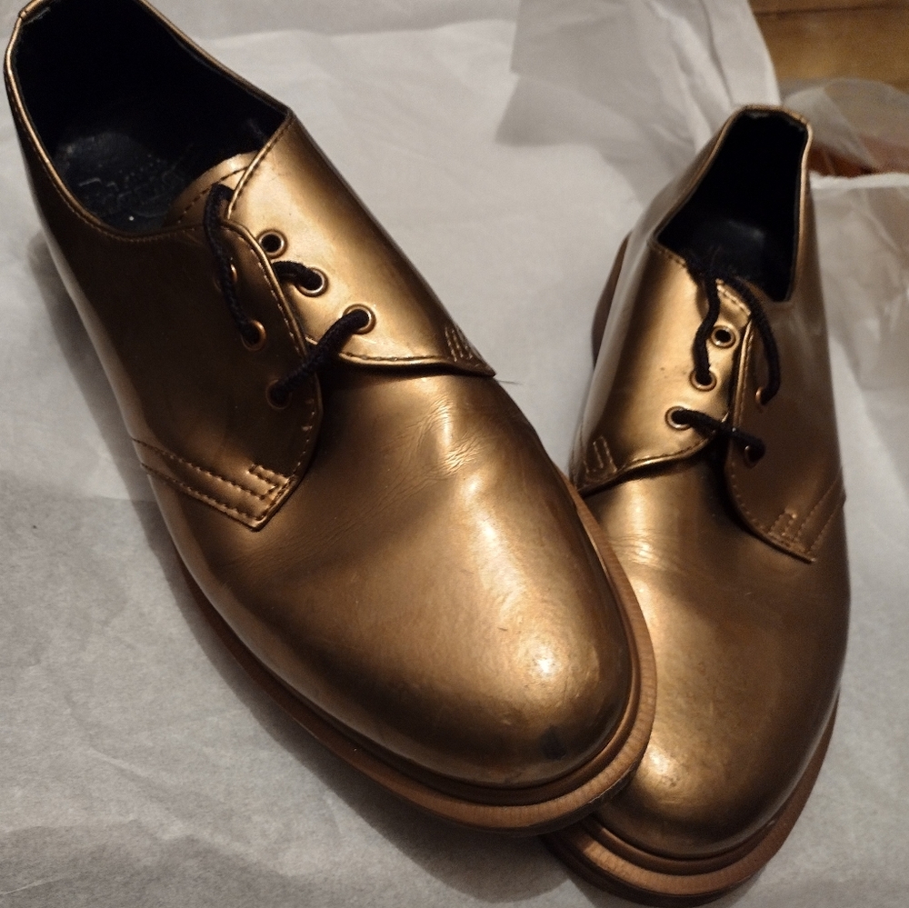 Gold Dr. Martens? Unisex sz M7/9W - Picture 1 of 6